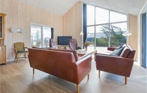 sala de estar con sillas de cuero y mesa en Lovely Home In Thisted With House A Panoramic View, en Torsted