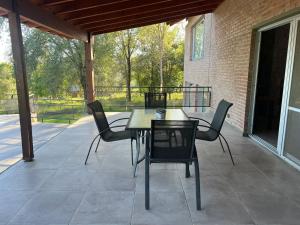 una mesa y sillas en un patio en La casa de la villa belgrano en Villa General Belgrano