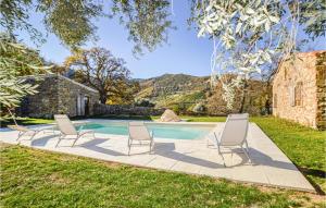 un grupo de sillas y una piscina en 4 Bedroom Beautiful Home In Feliceto en Feliceto