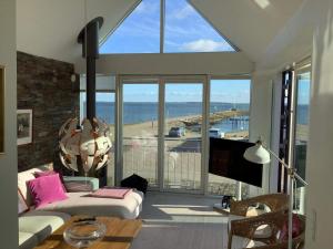 sala de estar con vistas al océano en Holiday home Thyholm XXVII en Thyholm