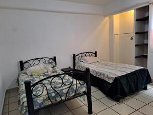 um pequeno quarto com uma cama e um closet em Hospedajes Tomas Wilson MX em Cidade do México