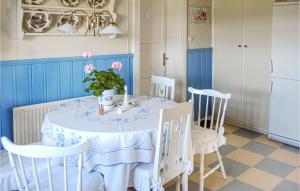 Gorgeous Home In Finnestad With Wifi في سيفلي: طاولة طعام مع قماش الطاولة الأزرق والأبيض