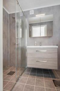 y baño con ducha y lavamanos. en Helt ny rorbu på Slyngstad i Ålesund Kommune, en Ålesund