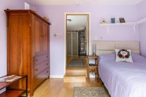 1 dormitorio con cama, tocador y espejo en Tiny House with private Hot Tub near Seattle en Shoreline