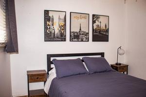 - une chambre dotée d'un lit avec 4 photos sur le mur dans l'établissement The Enchanted Garden Retreat: Near Disneyland & More!, à Fullerton