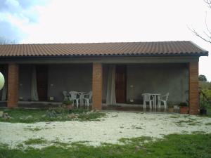 a house with white chairs and a patio at Agriturismo il Mercante in San Martino