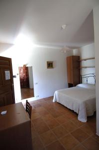 a bedroom with a bed and a table in it at Agriturismo il Mercante in San Martino