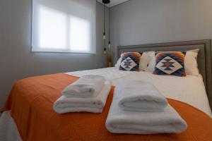 1 cama con 2 toallas plegables encima en Sunrise Studio - GRU 413, en Guarulhos