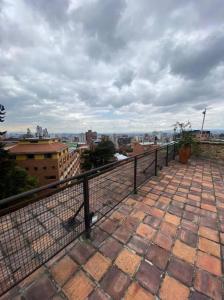 balcón con vistas a la ciudad en Hermoso Apartamento en el Mejor Barrio de Bogotá, en Bogotá