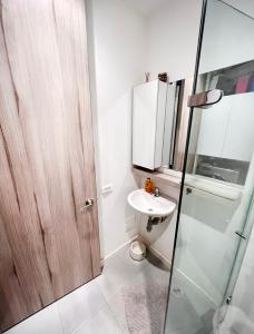 y baño con lavabo, aseo y ducha. en Hermoso Apartamento en el Mejor Barrio de Bogotá, en Bogotá
