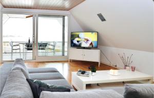 un soggiorno con divano e TV di Awesome Apartment In Karrebksminde With Wifi a Karrebæksminde