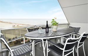 un tavolo e sedie su un balcone con vista sulla spiaggia di Awesome Apartment In Karrebksminde With Wifi a Karrebæksminde