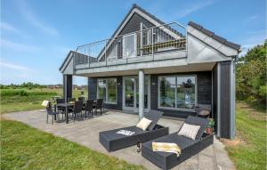 een huis met een balkon op een patio bij Nice Home In Skjern With Kitchen in Halby