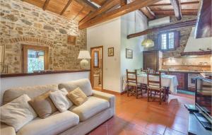 Casa Coldi SassoにあるLa Vallicellaのリビングルーム(ソファ付)、キッチン(テーブル付)