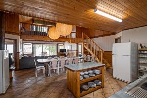 Kuchyň nebo kuchyňský kout v ubytování Augusta Sheoak Chalets