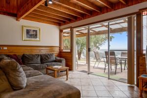 sala de estar con sofá y mesa en Augusta Sheoak Chalets, en Augusta