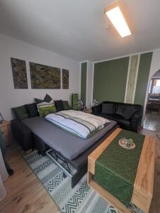 ein Schlafzimmer mit einem Bett und ein Wohnzimmer in der Unterkunft Ferienwohnung Walter Gluche in Pittenhart
