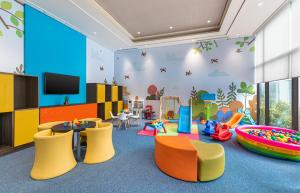 聖羅莎的住宿－Seda Nuvali，儿童游戏室配有色彩缤纷的家具和电视