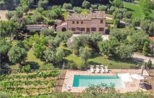 einen Luftblick auf eine Villa mit einem Pool in der Unterkunft Villa Dei Girasoli in Petriolo