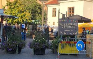 un marché avec des fleurs et un panneau dans une rue dans l'établissement 1 Bedroom Beautiful Home In Falkenberg, à Falkenberg