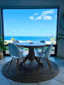 d'une table et de chaises avec vue sur l'océan. dans l'établissement Zentala, à Port Lincoln