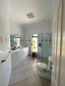 La salle de bains est pourvue de toilettes et d'une douche en verre. dans l'établissement Zentala, à Port Lincoln
