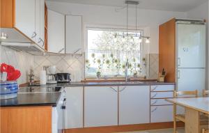 Kuchyň nebo kuchyňský kout v ubytování Nice Home In Allinge With Kitchen
