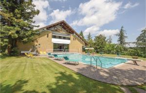 een huis met een zwembad in een tuin bij Relax Sport in Sermugnano