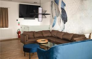 ein Wohnzimmer mit einem braunen Sofa und einem Tisch in der Unterkunft Cozy Home In Pleternica With Private Swimming Pool, Can Be Inside Or Outside in Velika