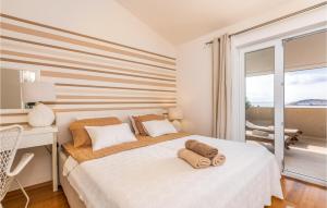 a bedroom with a bed and a desk and a window at Beautiful Home In Martinscica With Wifi in Martinšćica