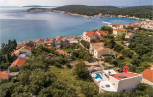 een klein stadje aan de oever van een waterlichaam bij Beautiful Home In Martinscica With Wifi in Martinšćica