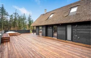 une grande terrasse en bois avec une maison dans l'établissement 3 Bedroom Nice Home In Rm, à Kongsmark