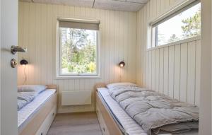 dwa łóżka w pokoju z dwoma oknami w obiekcie Stunning Home In Skjern With Kitchen w mieście Skjern