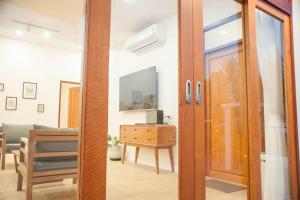 TV a/nebo společenská místnost v ubytování Chao Sam Ran Pool Villa Phetchaburi หาดเจ้าสำราญ เพชรบุรี ราคาสำหรับ 8 ท่าน