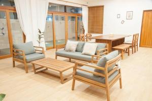 Posezení v ubytování Chao Sam Ran Pool Villa Phetchaburi หาดเจ้าสำราญ เพชรบุรี ราคาสำหรับ 8 ท่าน