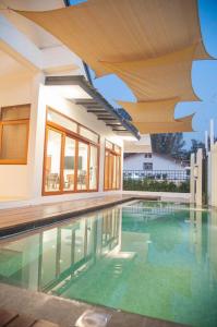 Bazén v ubytování Chao Sam Ran Pool Villa Phetchaburi หาดเจ้าสำราญ เพชรบุรี ราคาสำหรับ 8 ท่าน nebo v jeho okolí