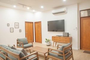 TV a/nebo společenská místnost v ubytování Chao Sam Ran Pool Villa Phetchaburi หาดเจ้าสำราญ เพชรบุรี ราคาสำหรับ 8 ท่าน