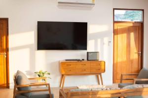 TV a/nebo společenská místnost v ubytování Chao Sam Ran Pool Villa Phetchaburi หาดเจ้าสำราญ เพชรบุรี ราคาสำหรับ 8 ท่าน