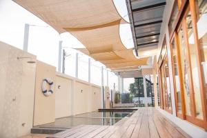 Balkón nebo terasa v ubytování Chao Sam Ran Pool Villa Phetchaburi หาดเจ้าสำราญ เพชรบุรี ราคาสำหรับ 8 ท่าน