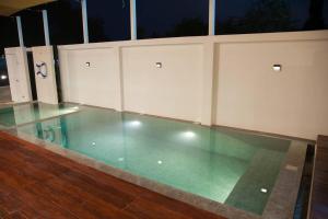 Bazén v ubytování Chao Sam Ran Pool Villa Phetchaburi หาดเจ้าสำราญ เพชรบุรี ราคาสำหรับ 8 ท่าน nebo v jeho okolí