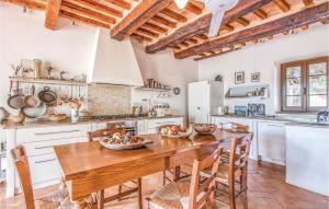 een grote keuken met een houten tafel en stoelen bij Casa Panorama in Ostra Vetere