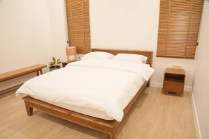 Postel nebo postele na pokoji v ubytování Chao Sam Ran Pool Villa Phetchaburi หาดเจ้าสำราญ เพชรบุรี ราคาสำหรับ 8 ท่าน