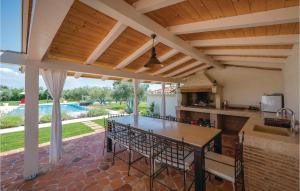a kitchen and dining room with a wooden ceiling at Gorgeous Home In Tar With Wifi in Tar
