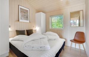 ein Schlafzimmer mit einem Bett und einem Stuhl darin in der Unterkunft Lovely Home In Sklskr With Kitchen in Skælskør