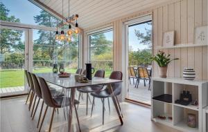 eine Küche und ein Esszimmer mit einem Tisch und Stühlen in der Unterkunft Lovely Home In Sklskr With Kitchen in Skælskør