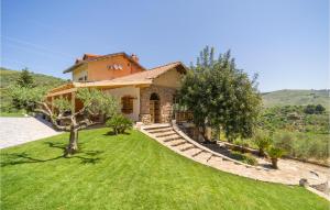 una casa con un cortile verde con una casa di Dimora Di Famiglia a Belmonte Mezzagno