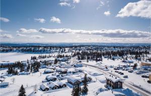 Luftblick auf eine schneebedeckte Stadt in der Unterkunft Sjusjen Setergrend 4724 C in Sjusjøen