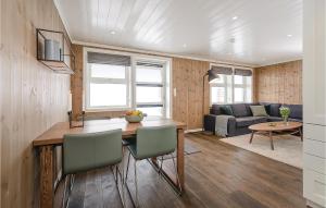 uma cozinha e sala de estar com mesa e cadeiras em Sjusjen Setergrend 4724 C em Sjusjøen