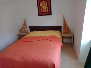 ein Schlafzimmer mit einem Bett mit einer roten Decke in der Unterkunft Apartment Island memories in Prvić Šepurine