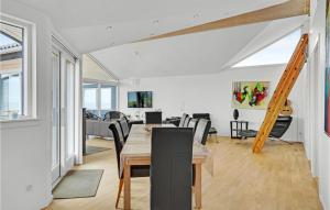 uma sala de jantar e sala de estar com mesa e cadeiras em Nice Home In Strby With Wifi em Strøby